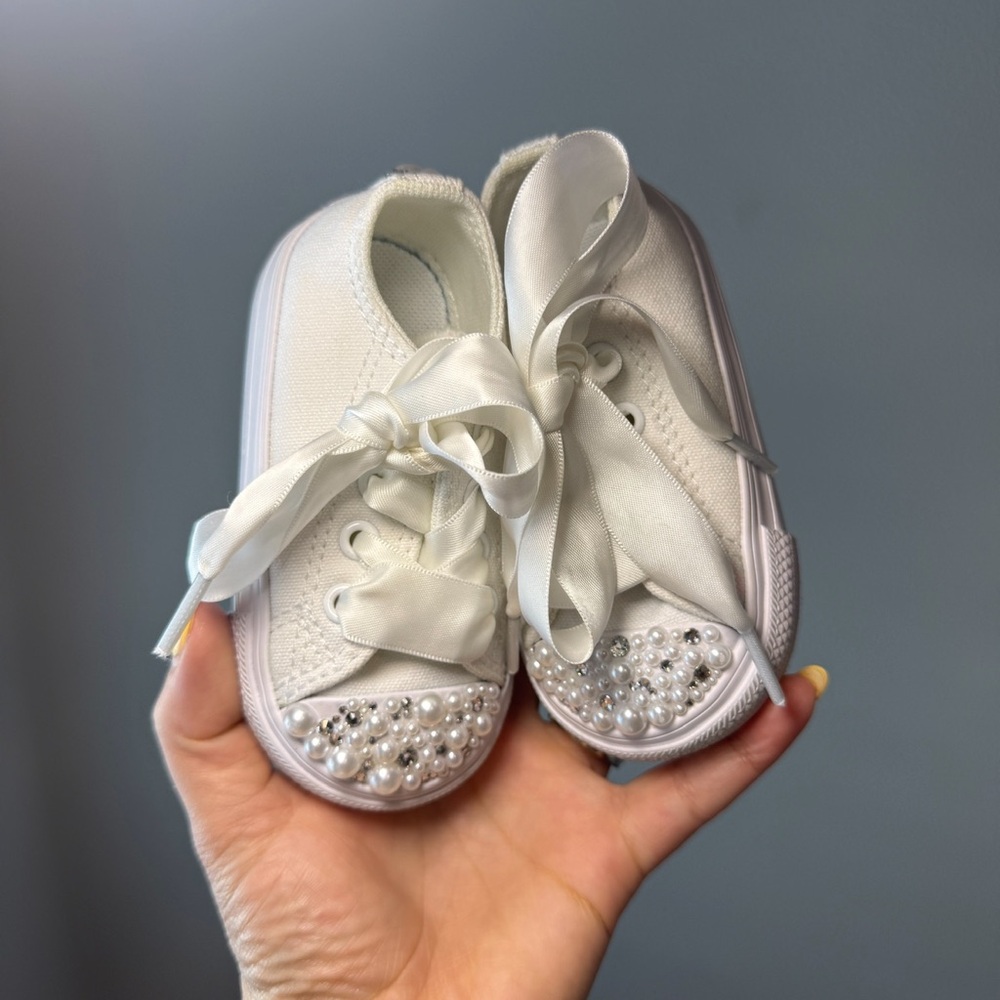 Kids White Pearl-Embellished Converse Size 4